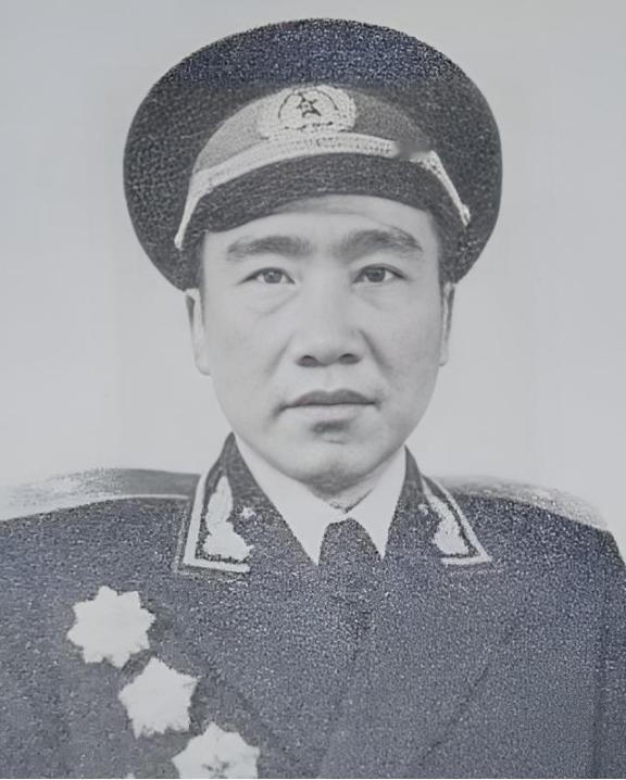 1955在举行授衔仪式之际，他竟猛地一把扯下肩章，而后扬长离去，紧接着便立下了