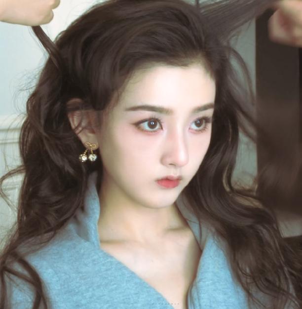 95花除了赵露思和虞书欣集体都很糊周也，张婧仪，田曦薇等资源也都挺好，但就是不