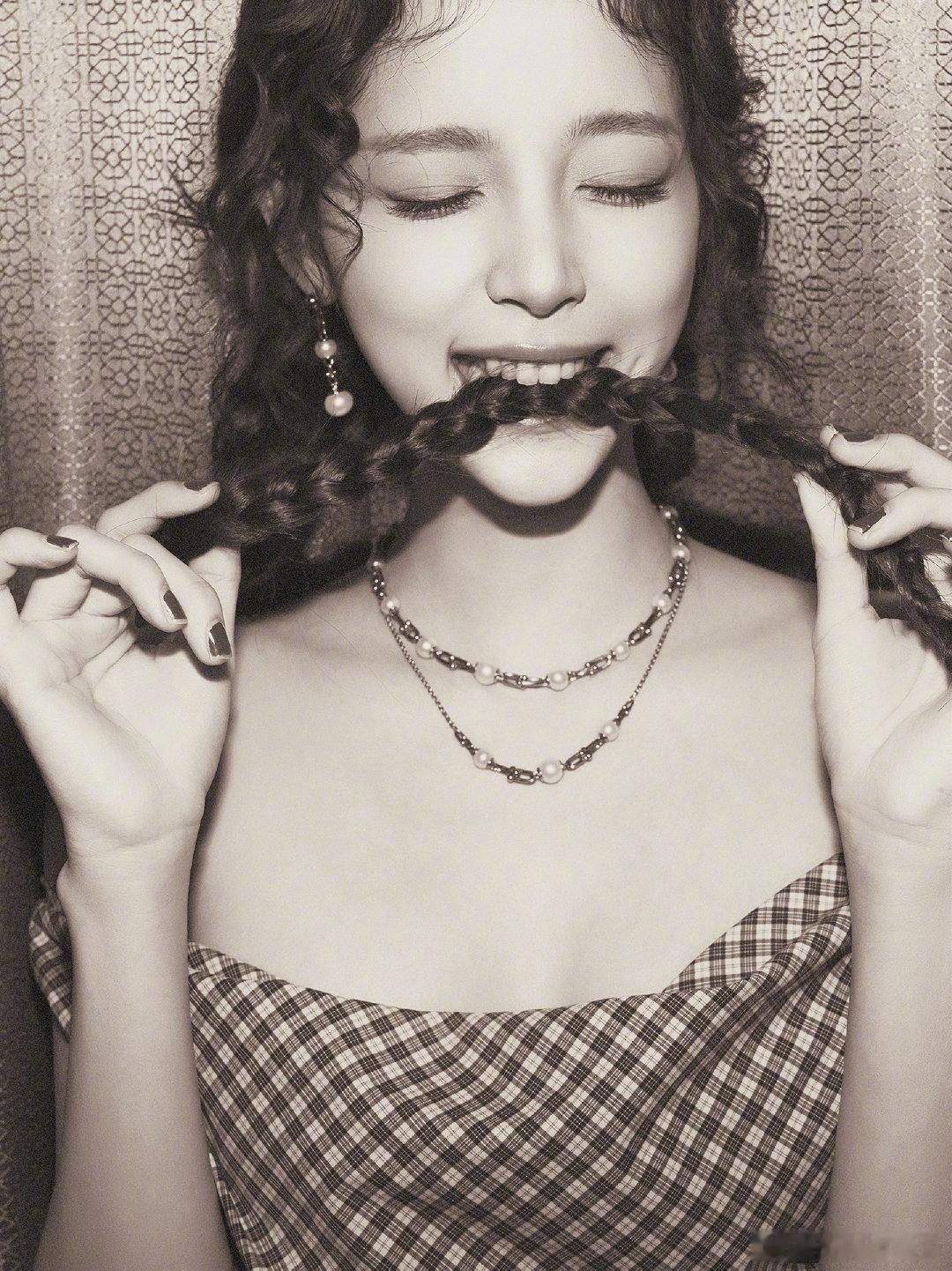 欧阳娜娜妆造夯爆了复古黑白妆造夯爆全场，蓬松羊毛卷精致五官，露肩设计搭配多层项