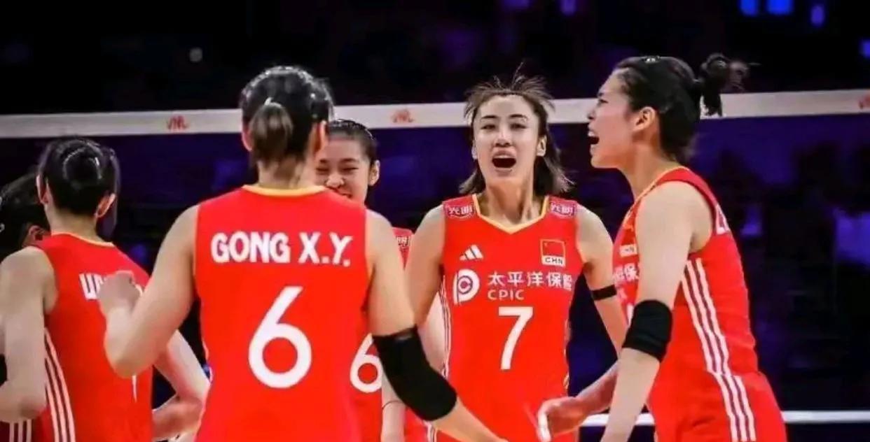 预测：中国女排3：1淘汰波兰，进入四强！昨晚，中国女排与波兰进行了一场热身赛，