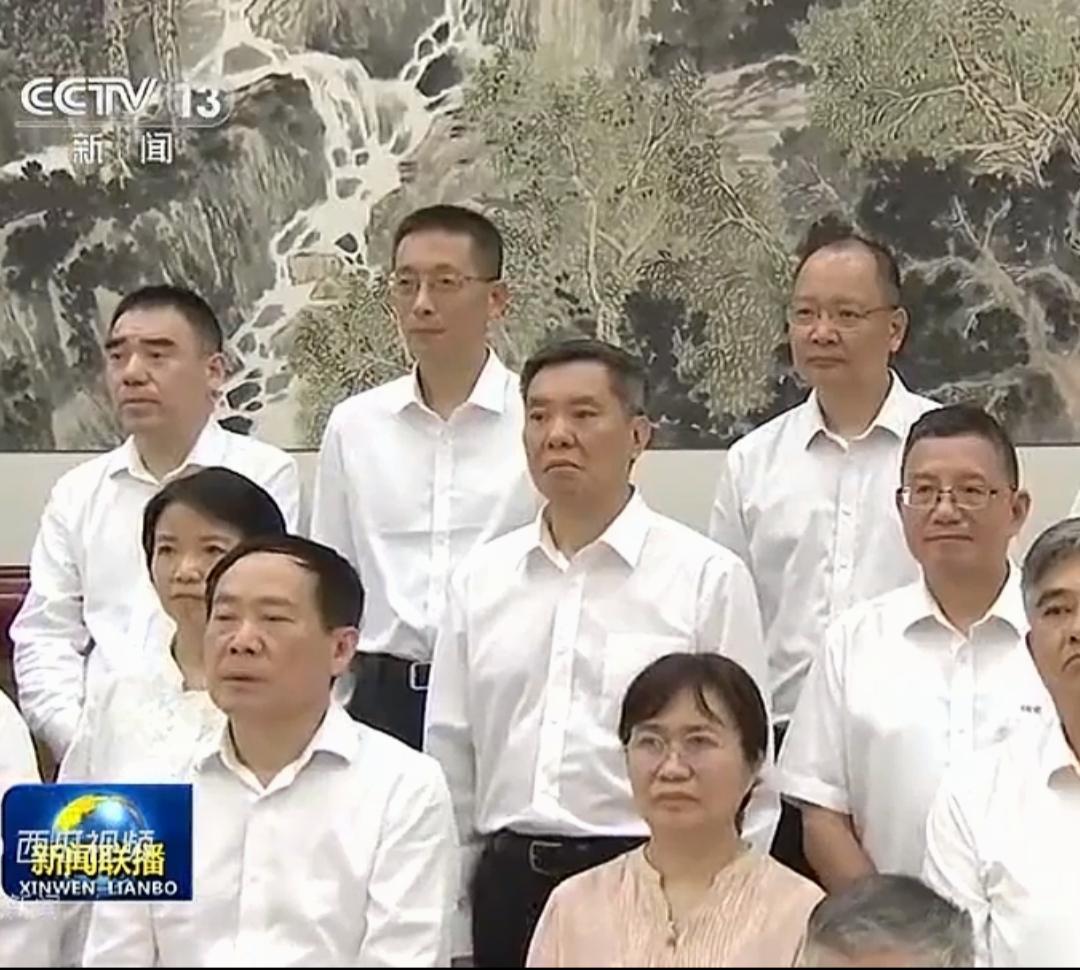 施一公先生受邀参加北戴河休假。今年有很多专家代表受邀去北戴河休假，这其中就有西湖