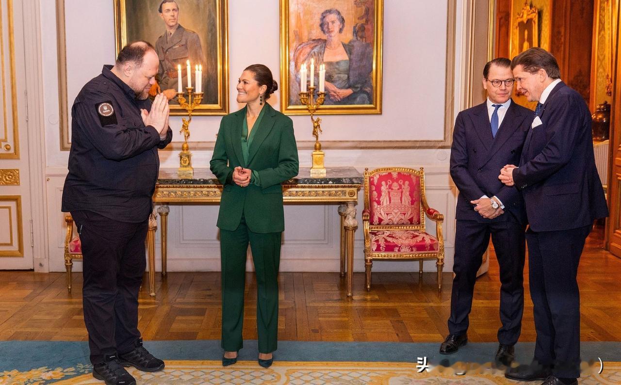 维多利亚王储和丈夫丹尼尔王子，在斯德哥尔摩皇宫主持招待会！大维的绿色套装搭配了同