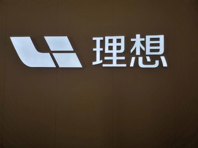 自燃，为什么大家维权理想汽车[呲牙笑][呲牙笑]最近我知道自燃的，油车有奔驰，大众