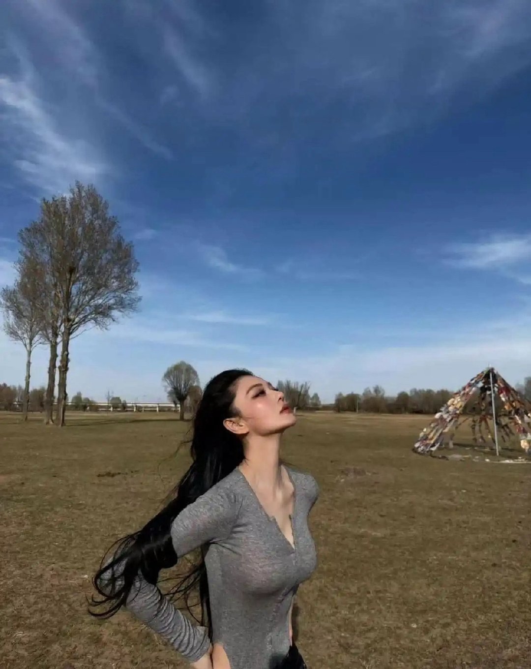 张馨予草原旅拍曝光，这身材状态太能打了！​