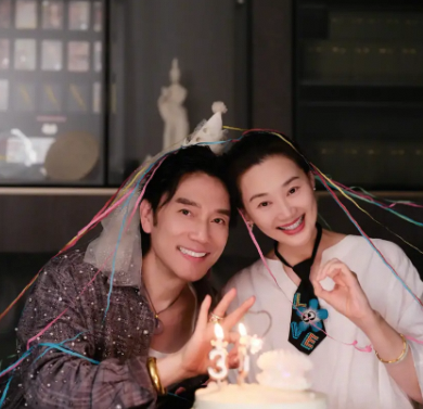 林依轮晒结婚30周年合照与妻子西华甜蜜依旧