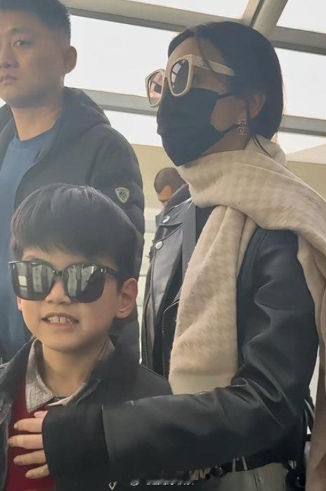 才知晓陈妍希儿子陈睦辰名字的双重寓意，既盼两岸和睦，也藏着陈晓爱慕陈妍希的心意。细看星星的眉眼神态，