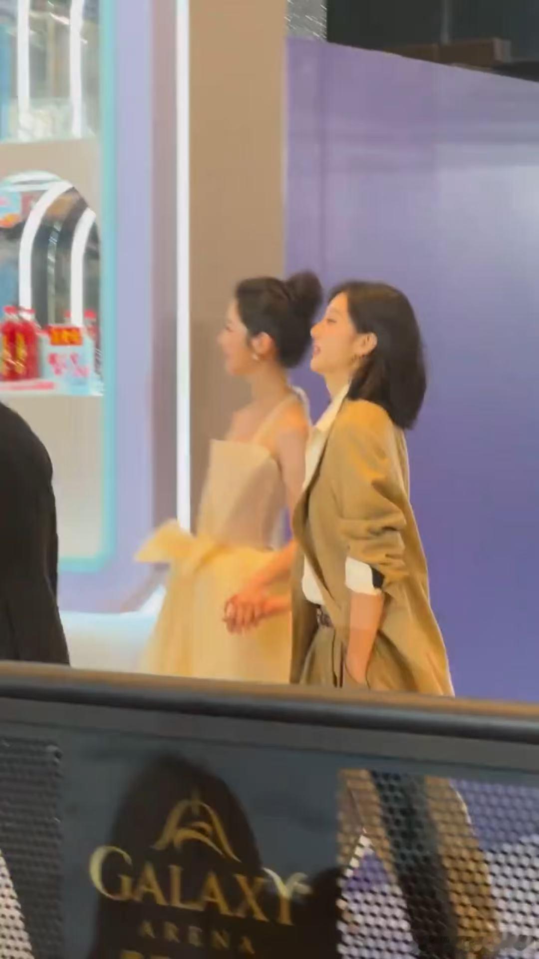 嗑到孙千向涵之了谁能抵抗孙千和向涵之的甜蜜互动，两位美女手拉手的样子太好嗑。指