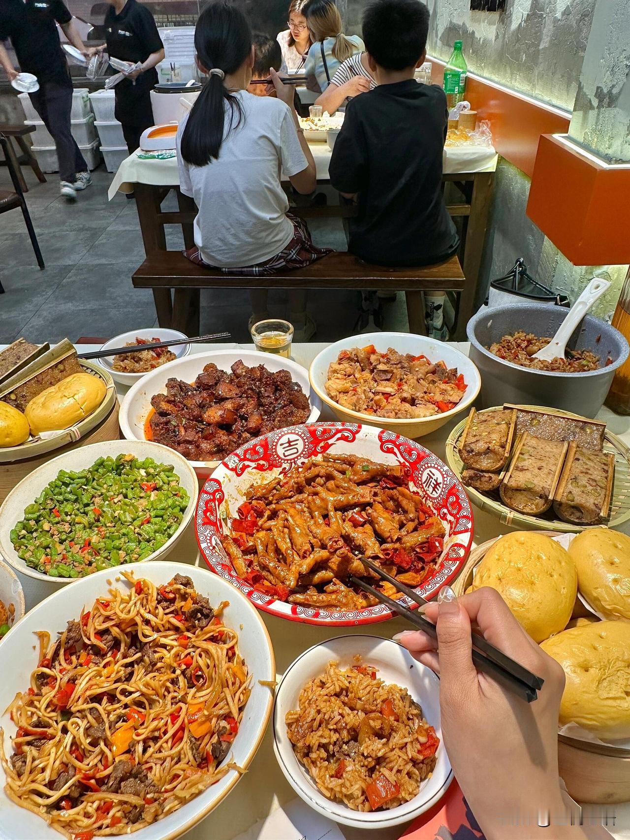 长沙本地人带吃的也太靠谱了！下高铁直奔五一广场IFS对面巷子，挖到宝藏湘菜馆