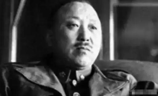 1949年，一位被蒋介石舍弃、生活困难到只能去典当东西的国民党上将，竟主动给毛主