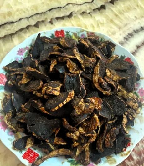 我刚知道，昨晚和一位老同学吃饭，他私下告诉我，他妈妈退休前在药房干了三十年，说冬