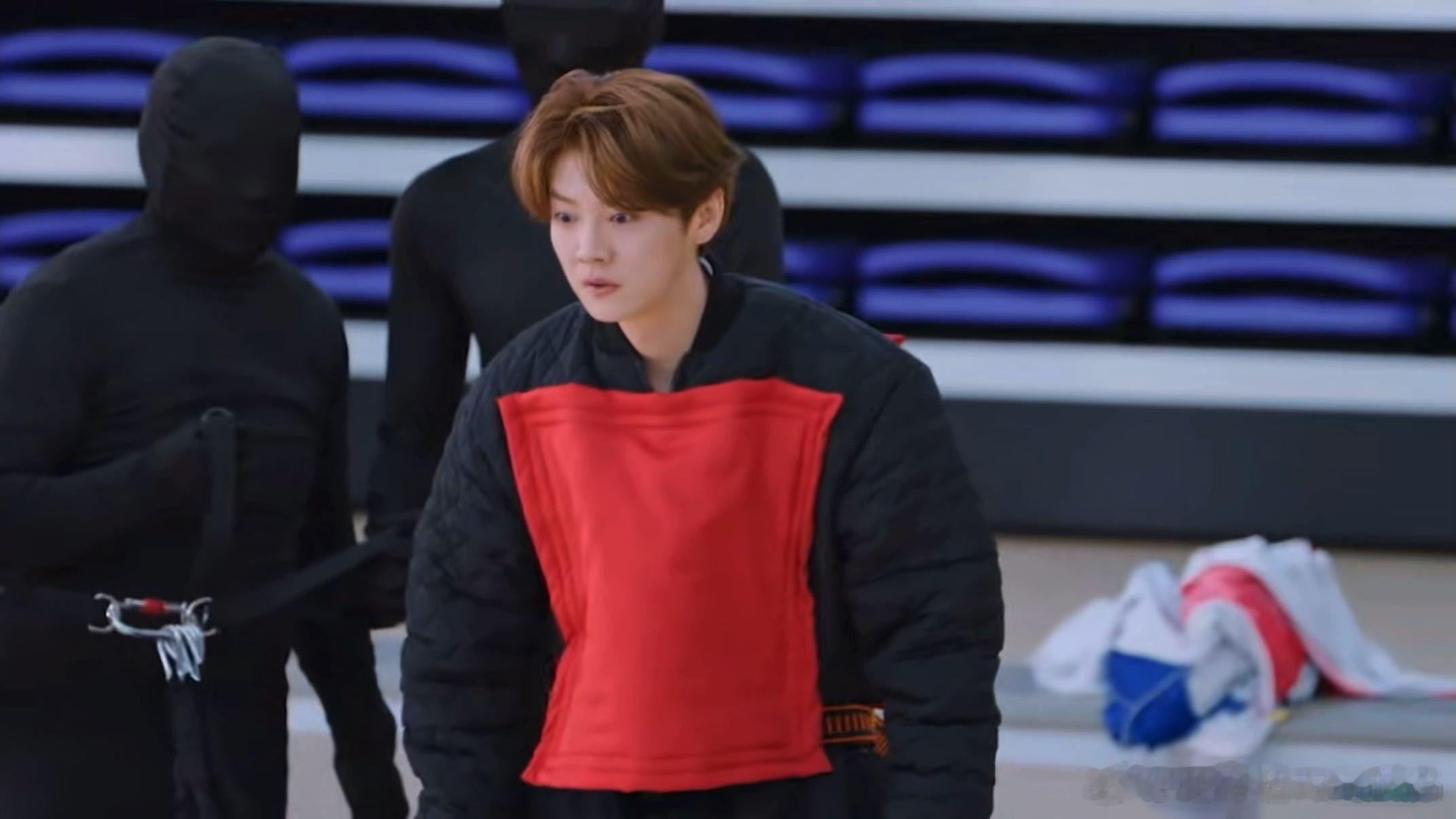 鹿晗看到高瀚宇跪下的反应高瀚宇给鹿晗跪下送衣服哈哈哈哈哈鹿晗：比赛开始！高瀚宇