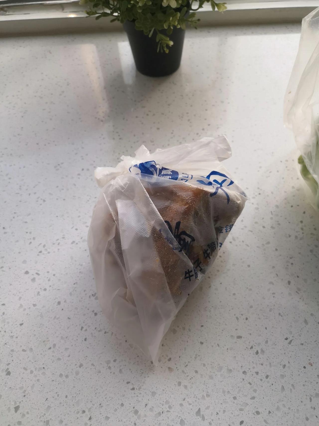 早市。果子一根2.5，卷心菜一个1.7，黄瓜两根1.9，熟牛肉40元（刚买了就忘