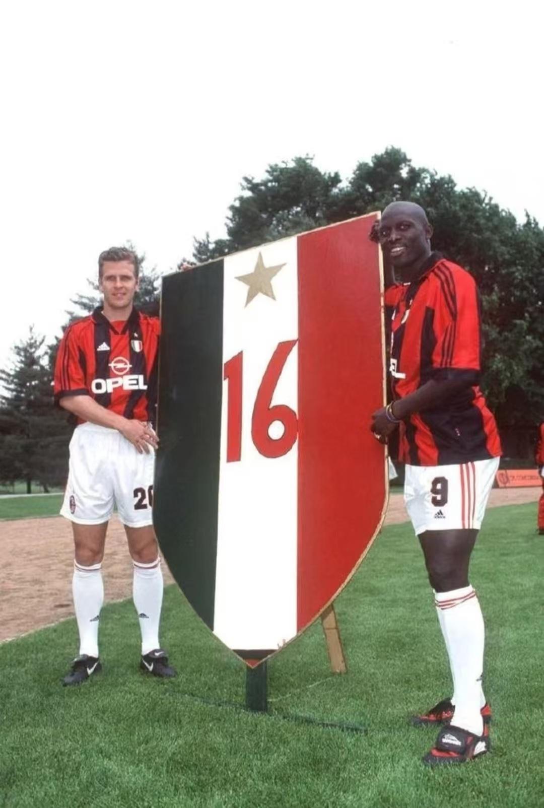 为何这个赛季很难复制98/99？主要是因为米兰自身的实力，不仅缺少比埃霍夫和维