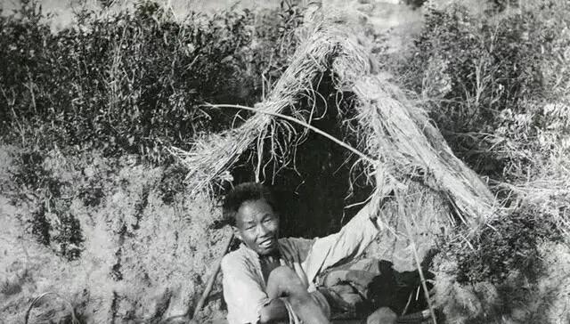 宫里请来个有名的女相师，叫许负。汉文帝兴致勃勃让她给邓通看相，指望着能听见几