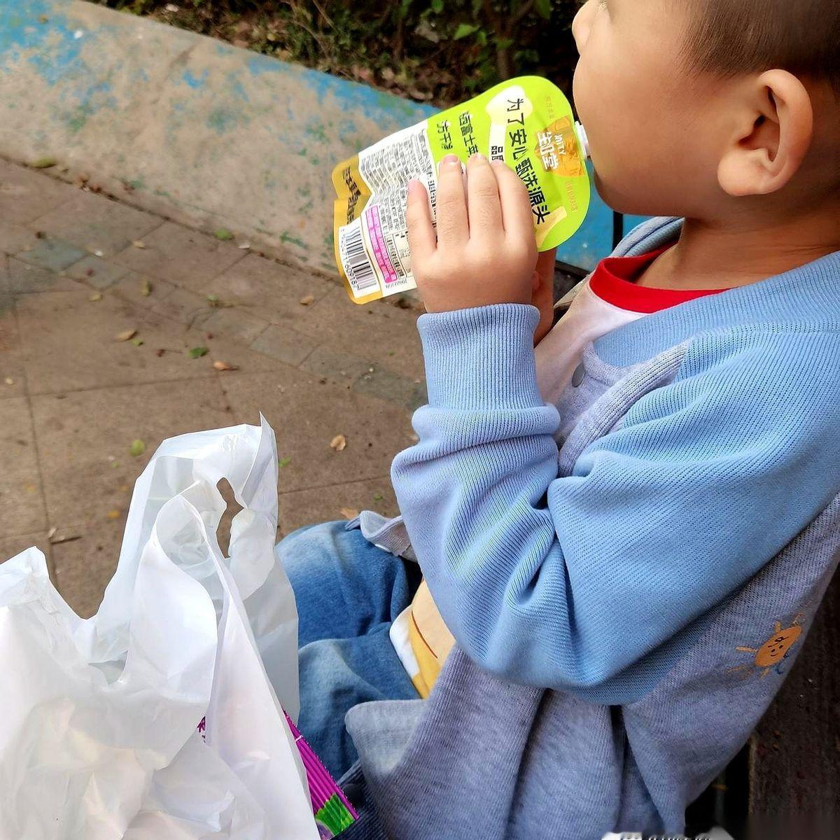 一位母亲带儿子去“好想来”买零食，并让他拿着好丽友的夹心软糖去分给同学。她非常