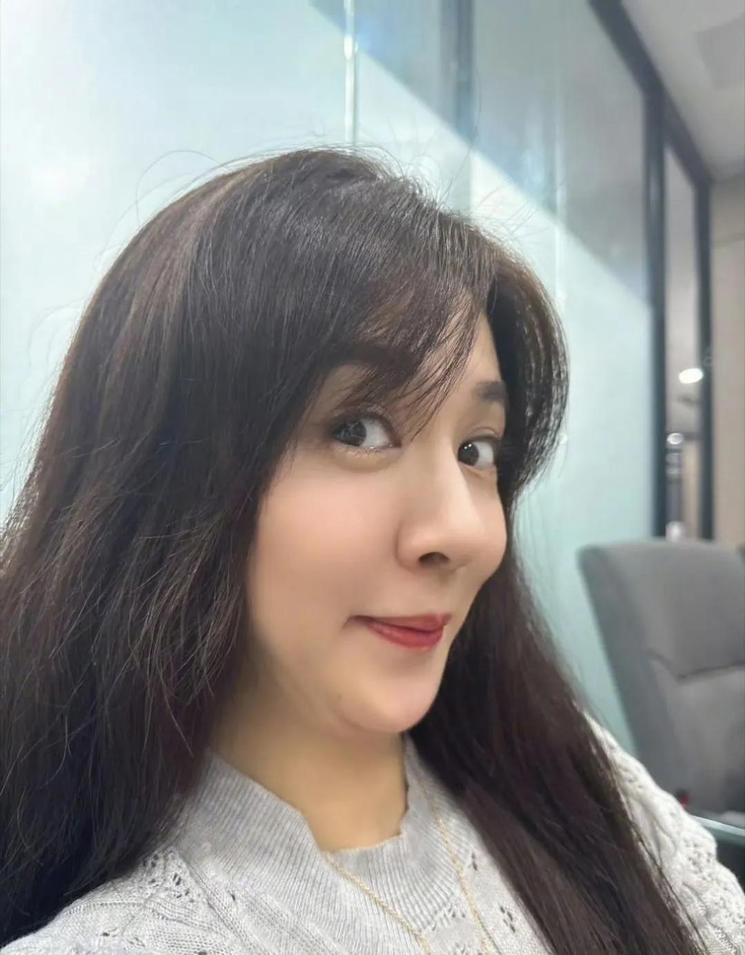 天生双下巴！王晓晨硬气回怼：这是爸妈给的福气！37岁的王晓晨因双下巴被推上热搜