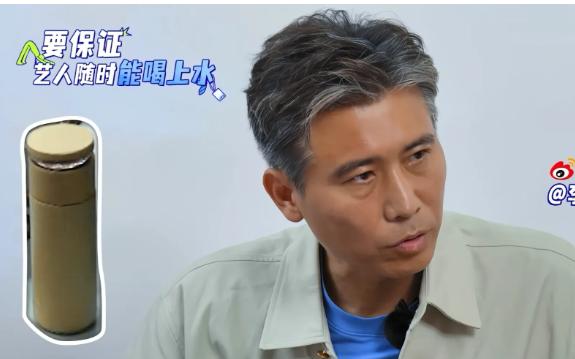 李乃文和胡军体验给陈丽君当助理，经纪人叮嘱道：“陈丽君的水杯千万不能离手。”李乃