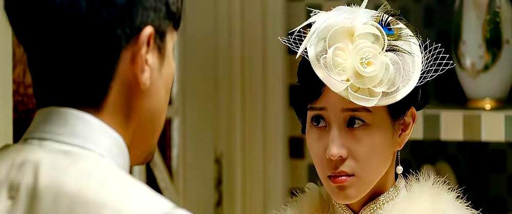 一个傻子，把整部谍战剧串活了。海滩上，他拖回半死不活的“笃信者”，救下情报