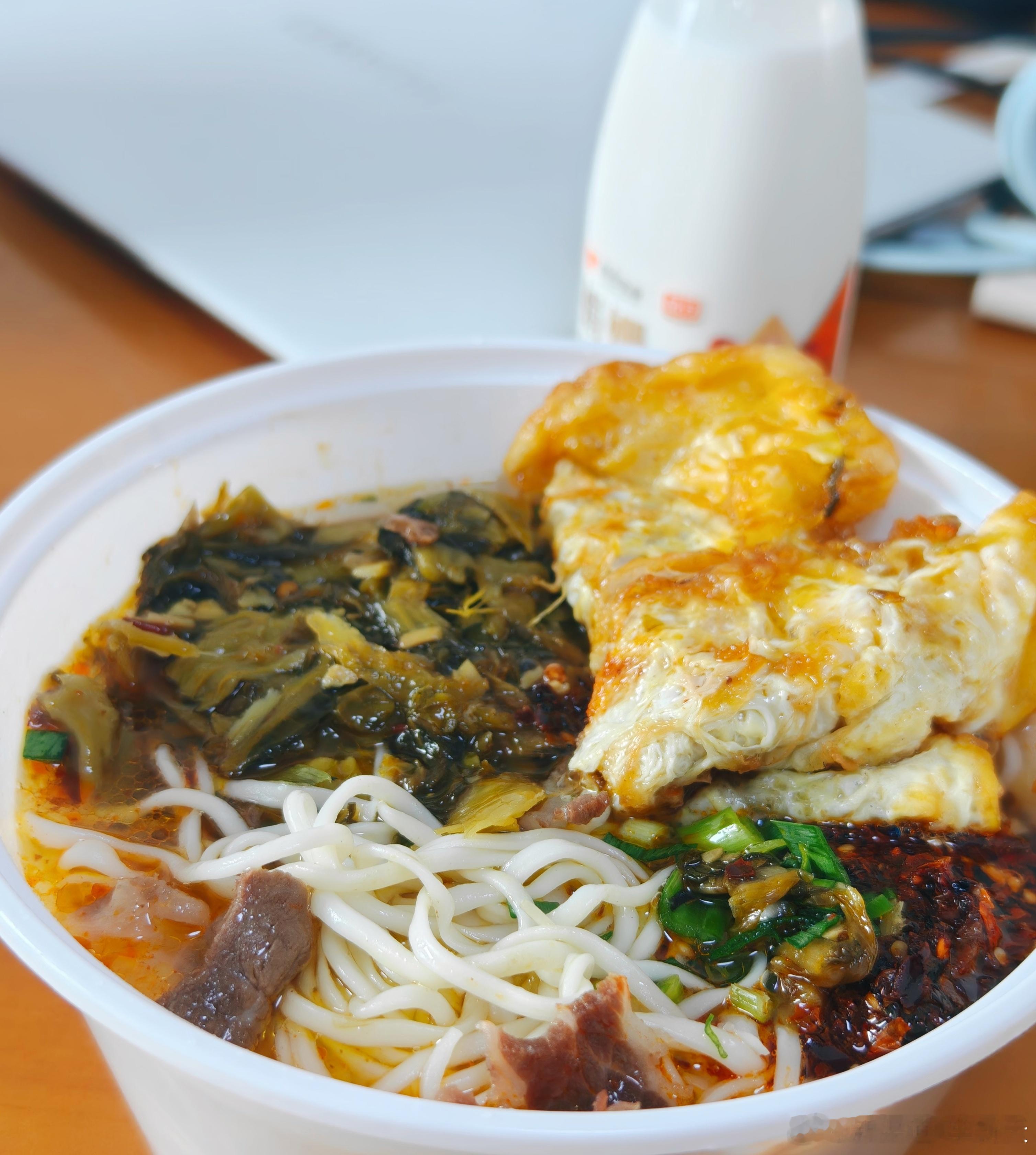 今天中午吃啥？老坛酸菜牛肉拉面。虽然不是碱水面，但这家的白面很劲道，配上酸菜和