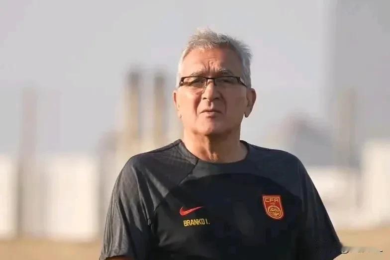 六月份国足的阵容才是最恐怖的，连胜印尼、巴林不在话下。三月份世预赛国足取分