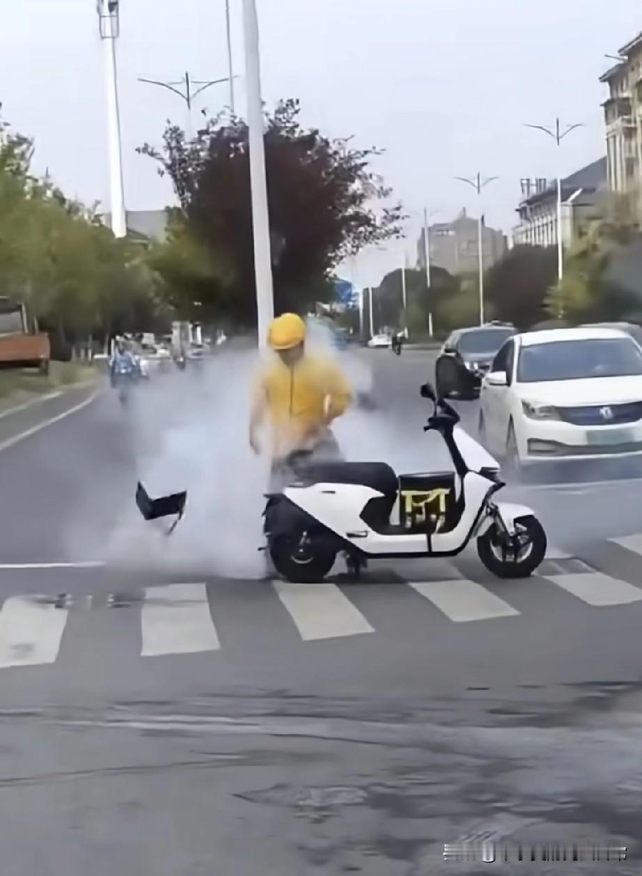 外卖小哥的神车当街爆燃!半个月血汗钱打水漂!这外卖小哥简直是命大!刚买的电