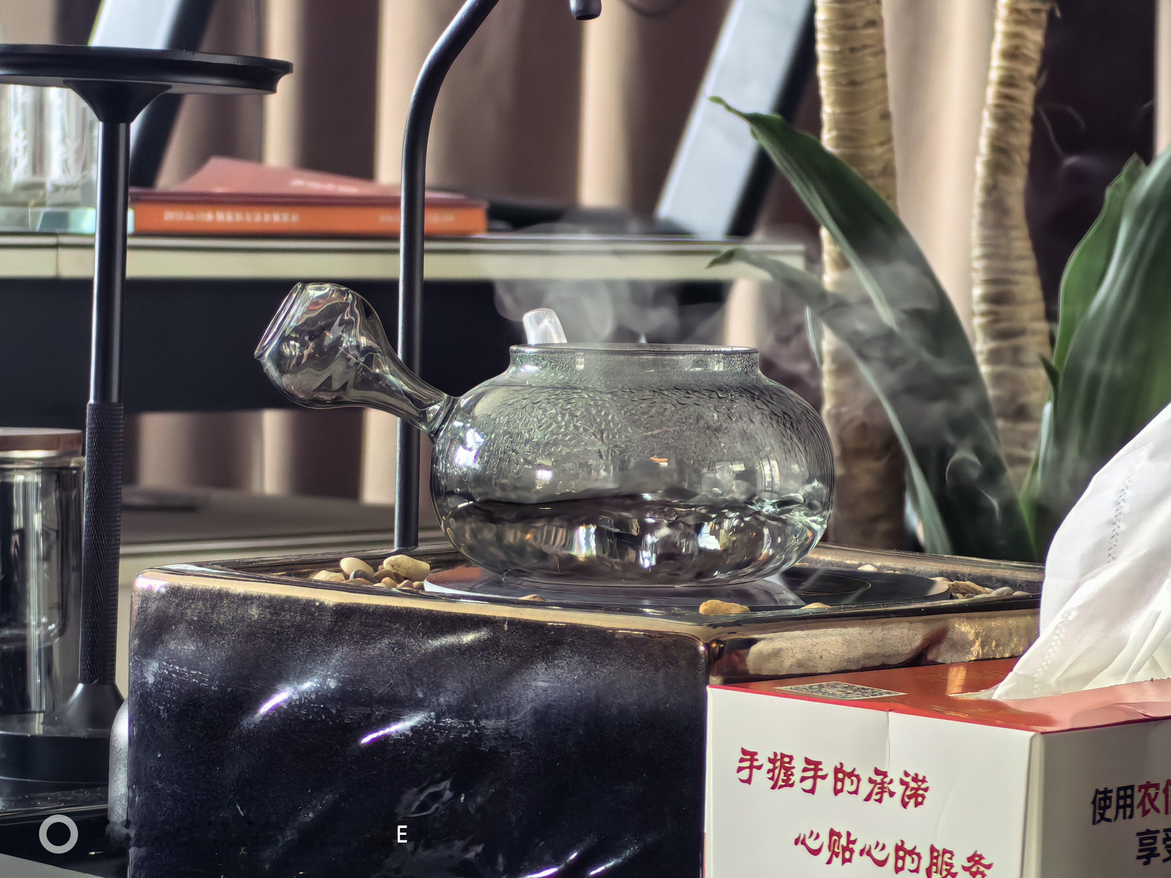 起初是他一个人在吃火锅。后来我们俩人一起加入。口号就是。要胖，一起胖。要长，一起