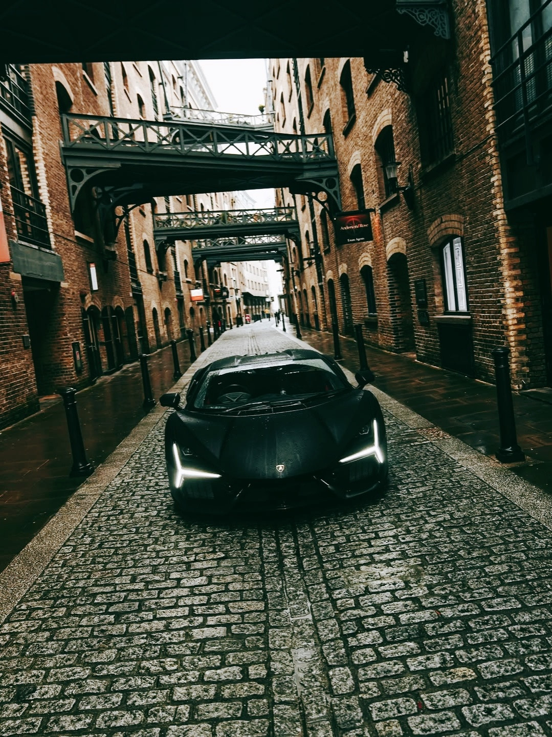 LamborghiniRevuelto搭载6.5升自然吸气V12发动机，结合前