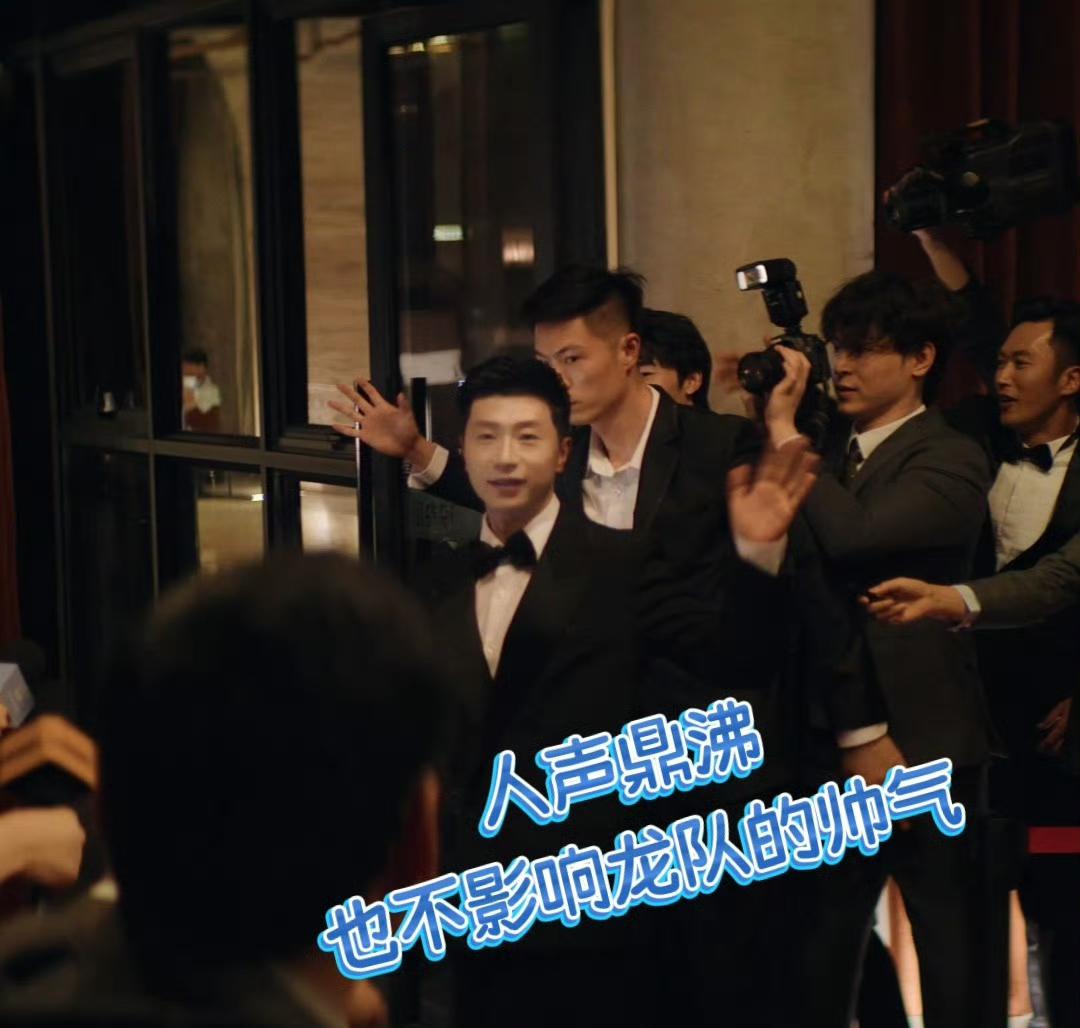 马龙：夏露，今晚晚会这身黑西装，你觉得怎么样？夏露：你穿西装本来就好看，这黑