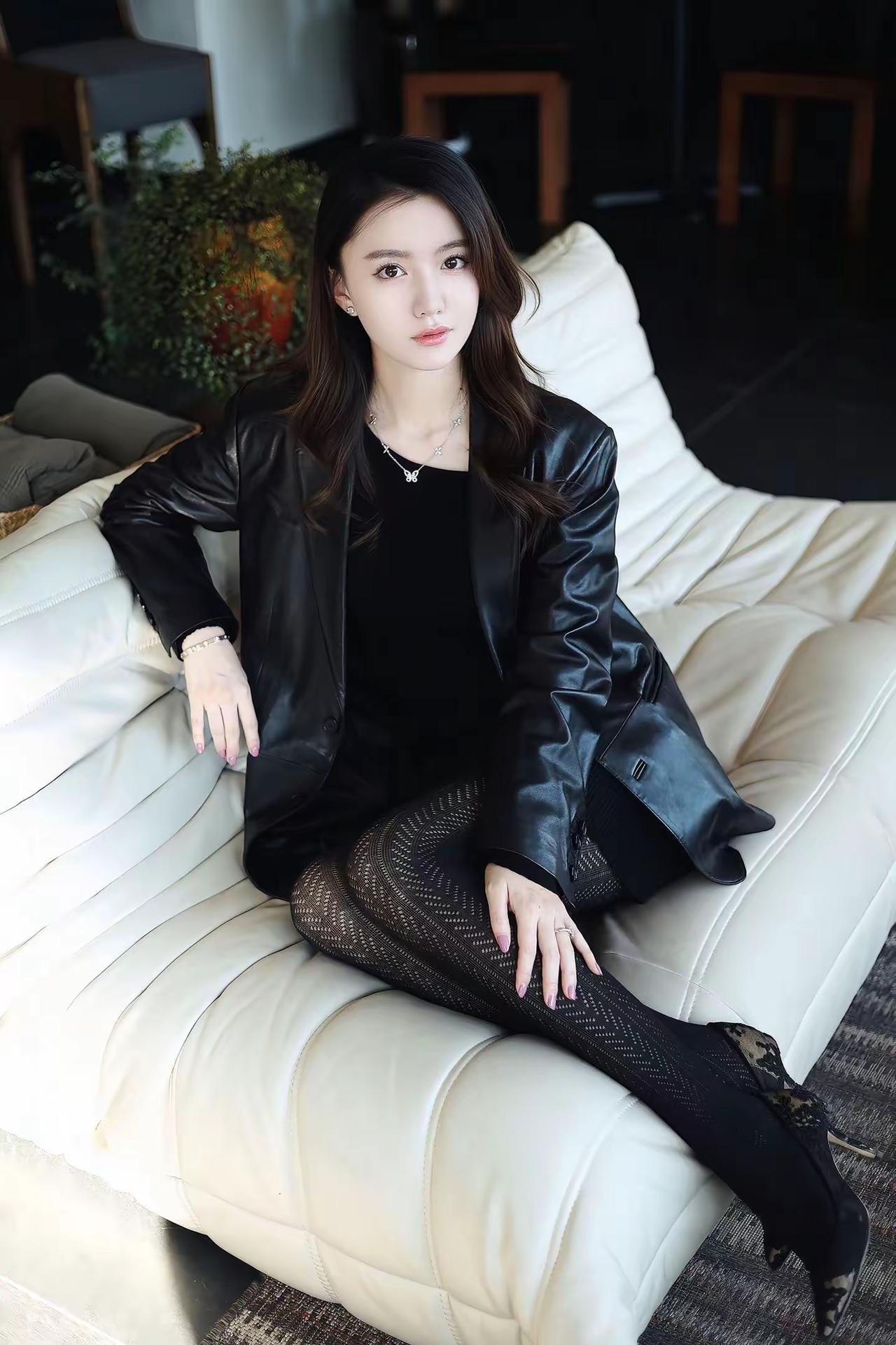 花繁柳密处，拨得开，才是手段；风狂雨急时，立得定，方见脚根。