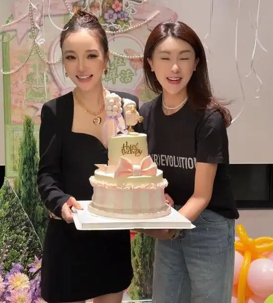 贾乃亮前妻庆生，海参配高档红酒，杜华于正也在，女儿甜馨未现身​​​​