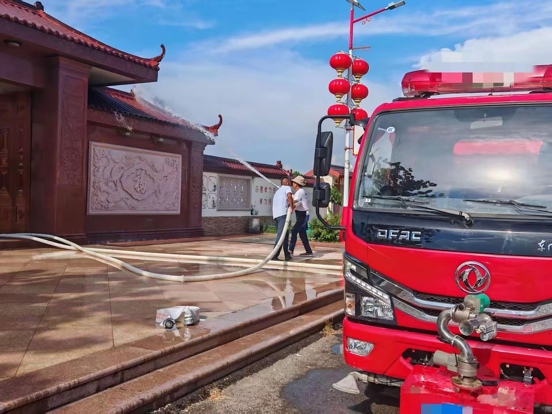 刘强东回村，乡亲们帮着大扫除。[点赞]​​​