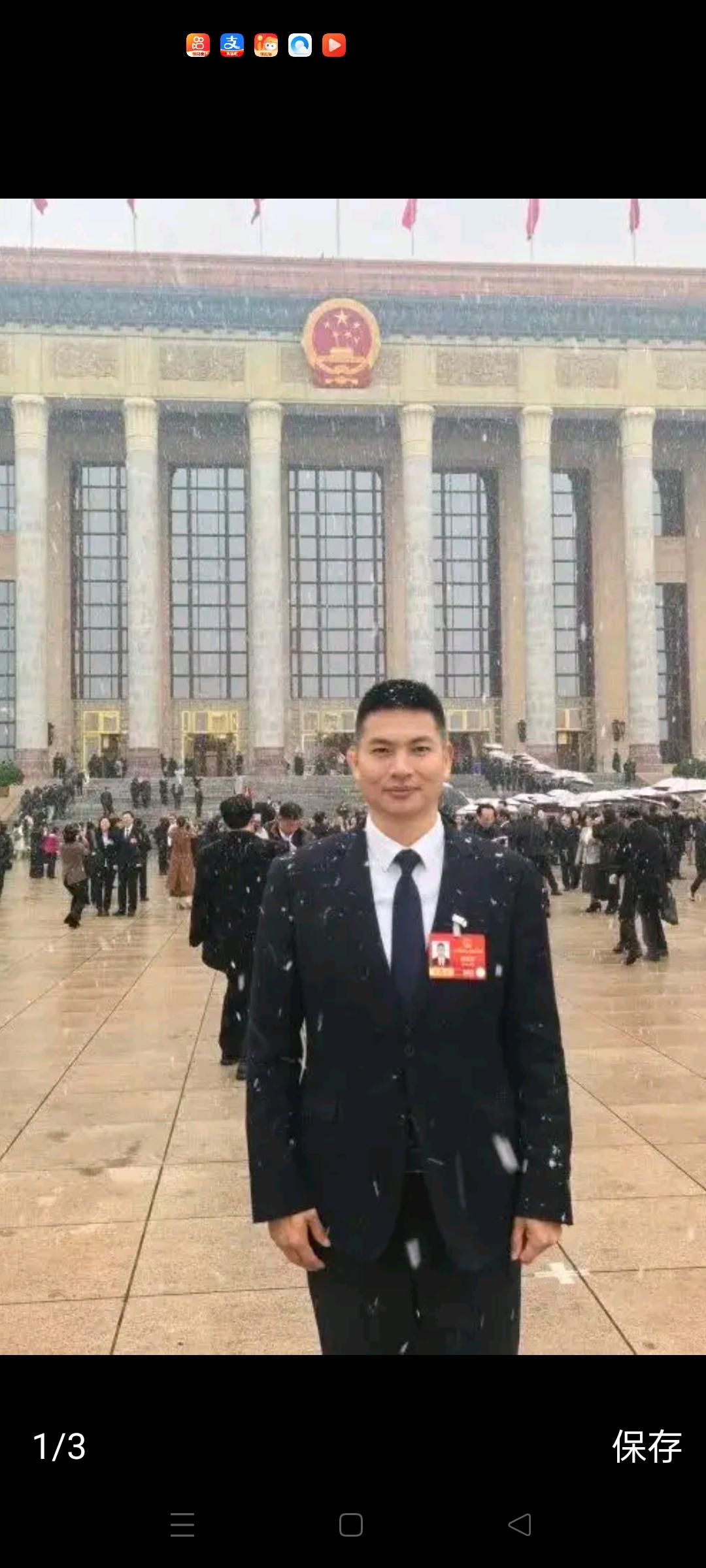 代表建议以法治之力保护劳动者权益，这句话看似简单，却直击当下社会最敏感、最现实的