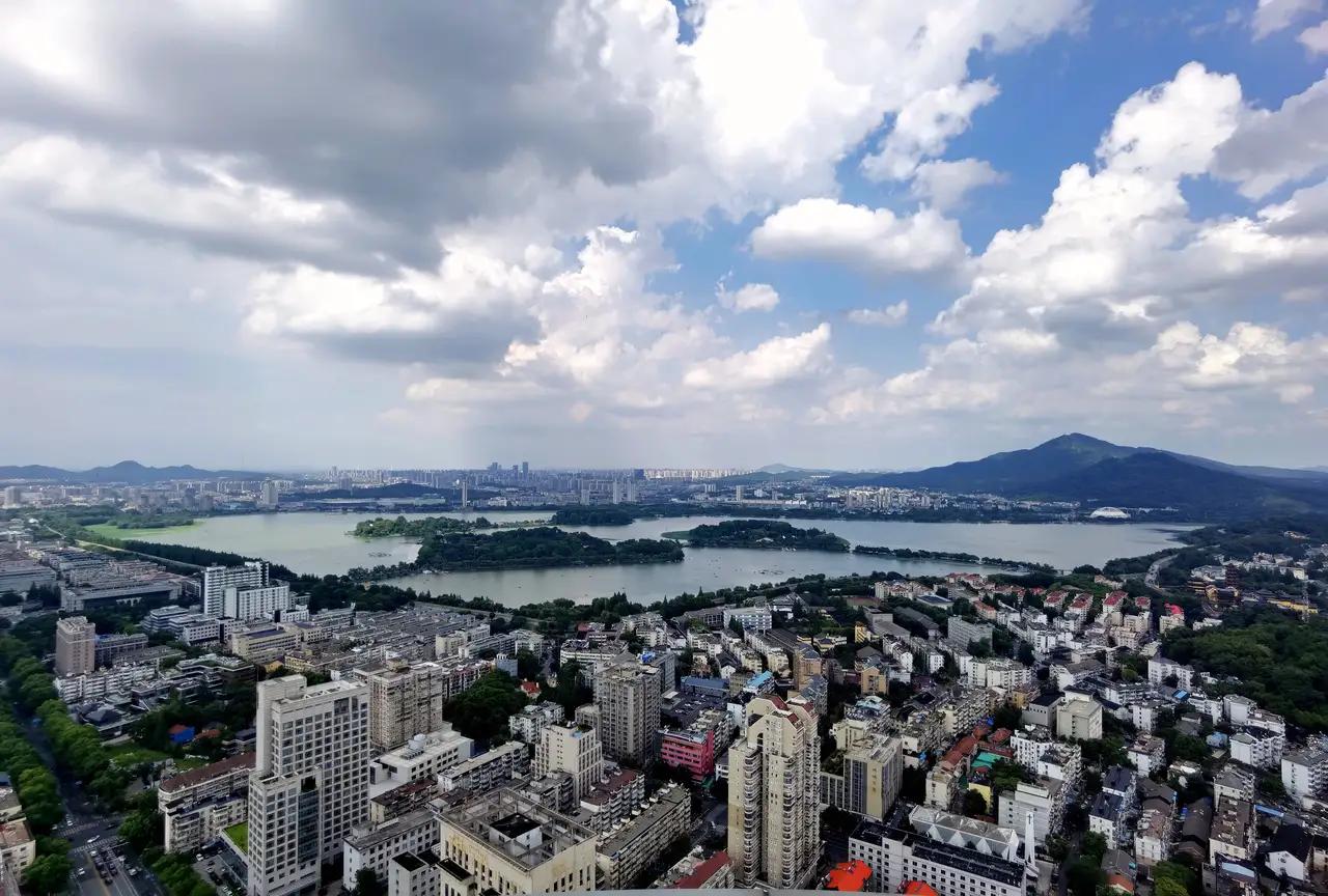 全国避暑游，南京居然排进前十。“超长三伏天”让避暑游火了，没想到南京居然排进全国