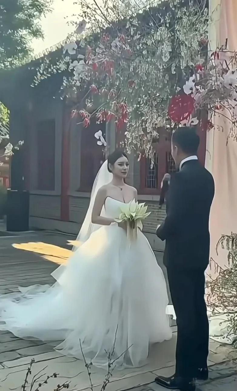 之前S妈一直说汪小菲举行婚礼太早了，大S才刚走不久。结果网友怒怼S妈，汪小菲都