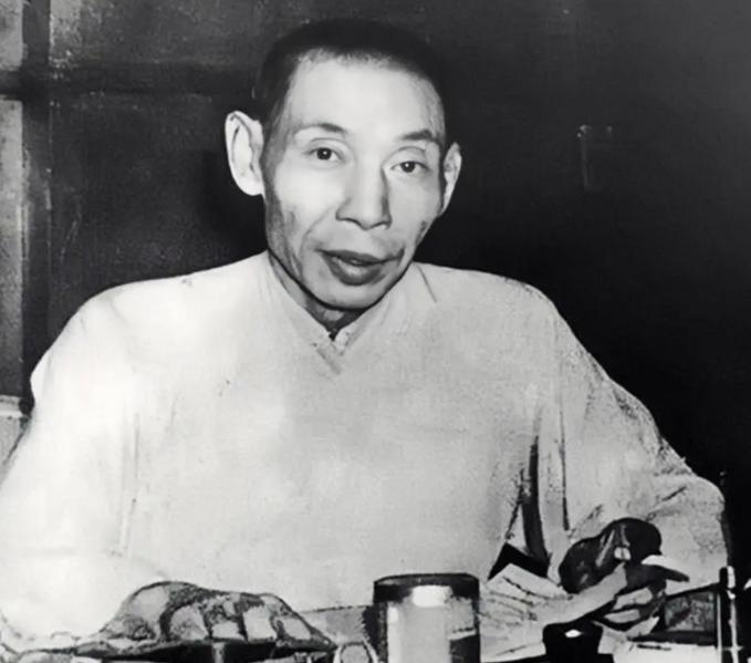 1937年，杜月笙被日本人用枪顶着脑袋，满座宾客都以为他当场要服软——他只说了一