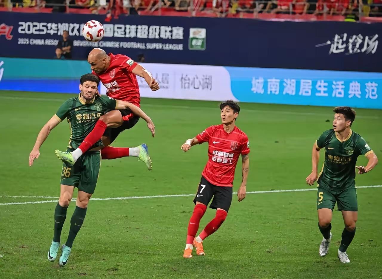 蓉城今年最不缺的就是中锋！大家可能还记得去年蓉城关键时刻没办法把韩鹏飞当中锋用的