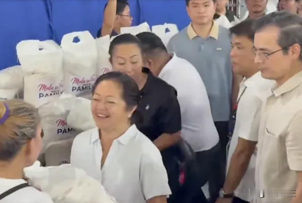 周二，菲律宾第一夫人丽莎·阿兰内塔-马科斯在马尼拉汤都区第72社区主持开展“源于