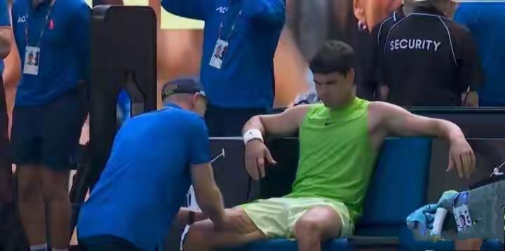 澳网半决赛炸锅了！兹维列夫因医疗暂停当场暴怒，直指裁判偏心：“你们就是在保他！”