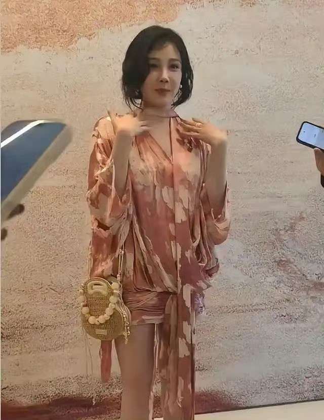 陈小纭这腿也太绝了，大腿小腿线条几乎一样细。