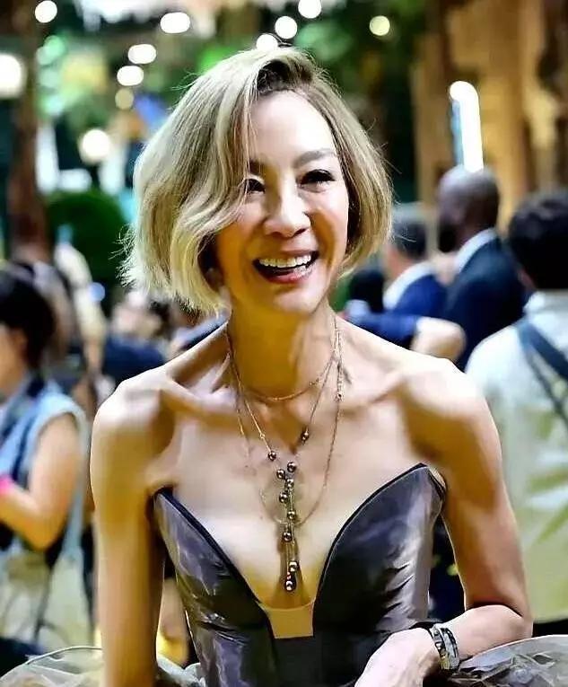 64岁的杨紫琼生活状态超棒！之前她现身上海，陪83岁母亲逛街，整个人状态好到看不