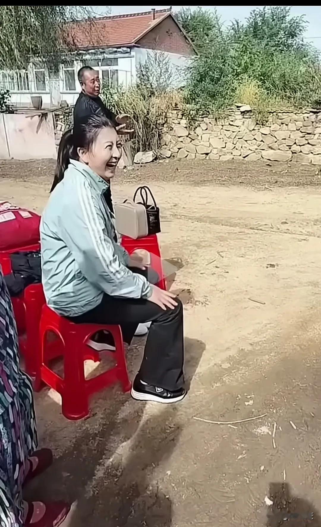 这是谁？笑的像TM鬼一样，演恐怖片都不用化妆