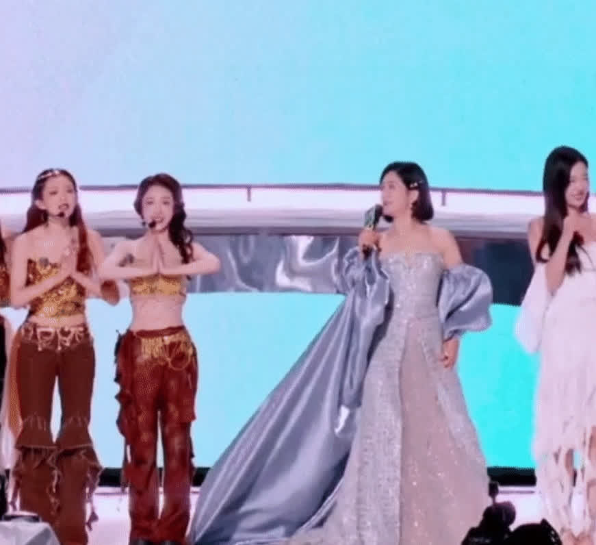表演完拉票时，张小婉踩到了谢娜的裙子，谢娜扯了一下没扯动，后面又用力扯了一下才把