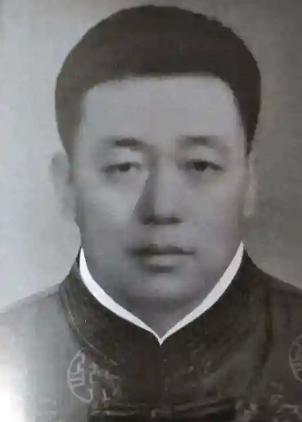 1939年4月27日，平西山南村，高志远刚一进门，就被两名战士按倒在地，身边人谁