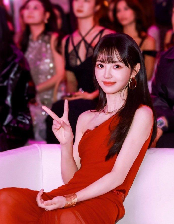 1.白鹿最近讨论度水涨船高，虽然吐槽声多，但好过没声音，这不商务闻着味就追来了，