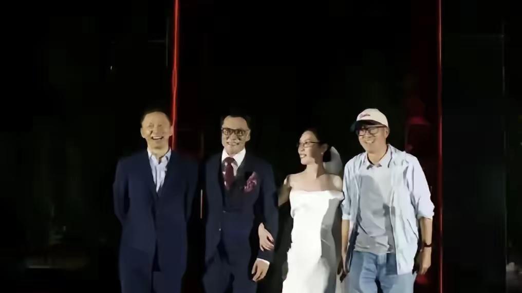 看得出来，李国庆是混京圈的不信你看，他虽然只邀请了100多人，但是他邀请的到