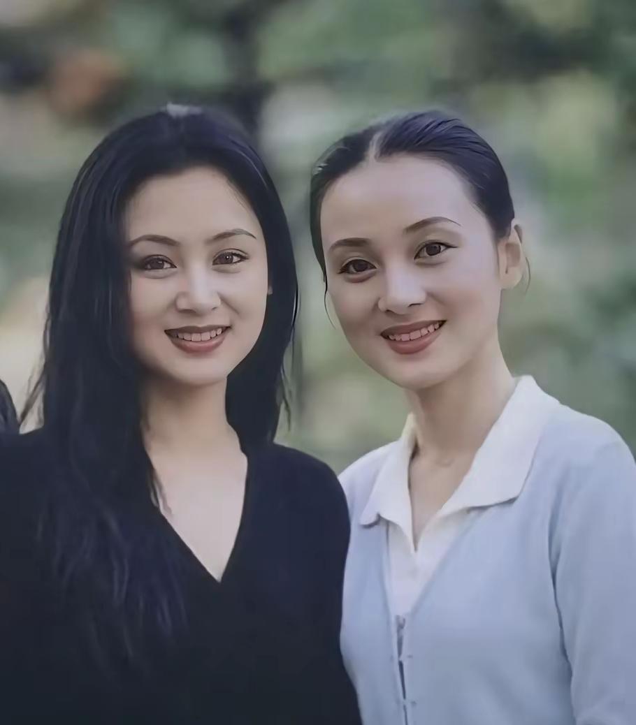 陈红这长相，妥妥教科书级别！三庭五眼比例得天独厚，同框自带压迫感。章子怡站