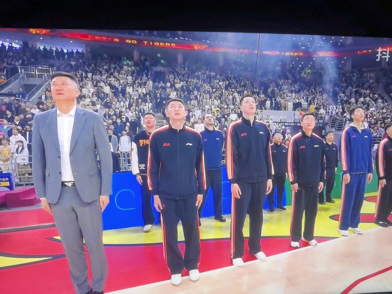 广东宏远队又是满座啊看着这人挤人的场面估计羡慕死了深圳队、龙狮队老板了…广东