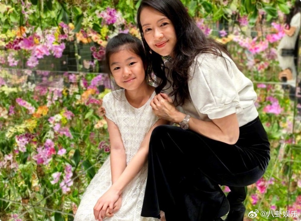 章子怡回应女儿是否进娱乐圈金像奖提名现场直言醒醒对演艺有兴趣，但绝不刻意推她当