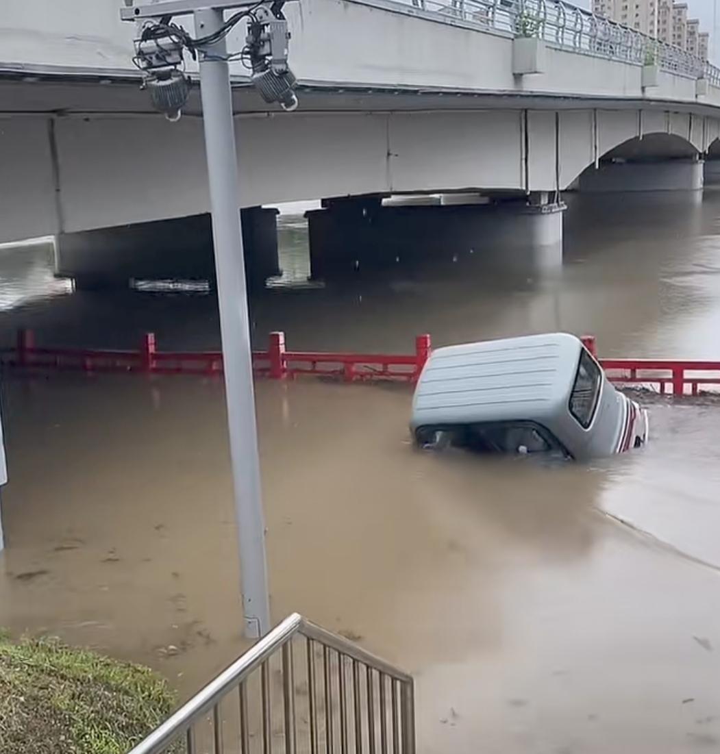 不愧是沈阳大爷，啥路况都敢开，水都快没车顶了，还敢在滨河路段开！要不是碰上一