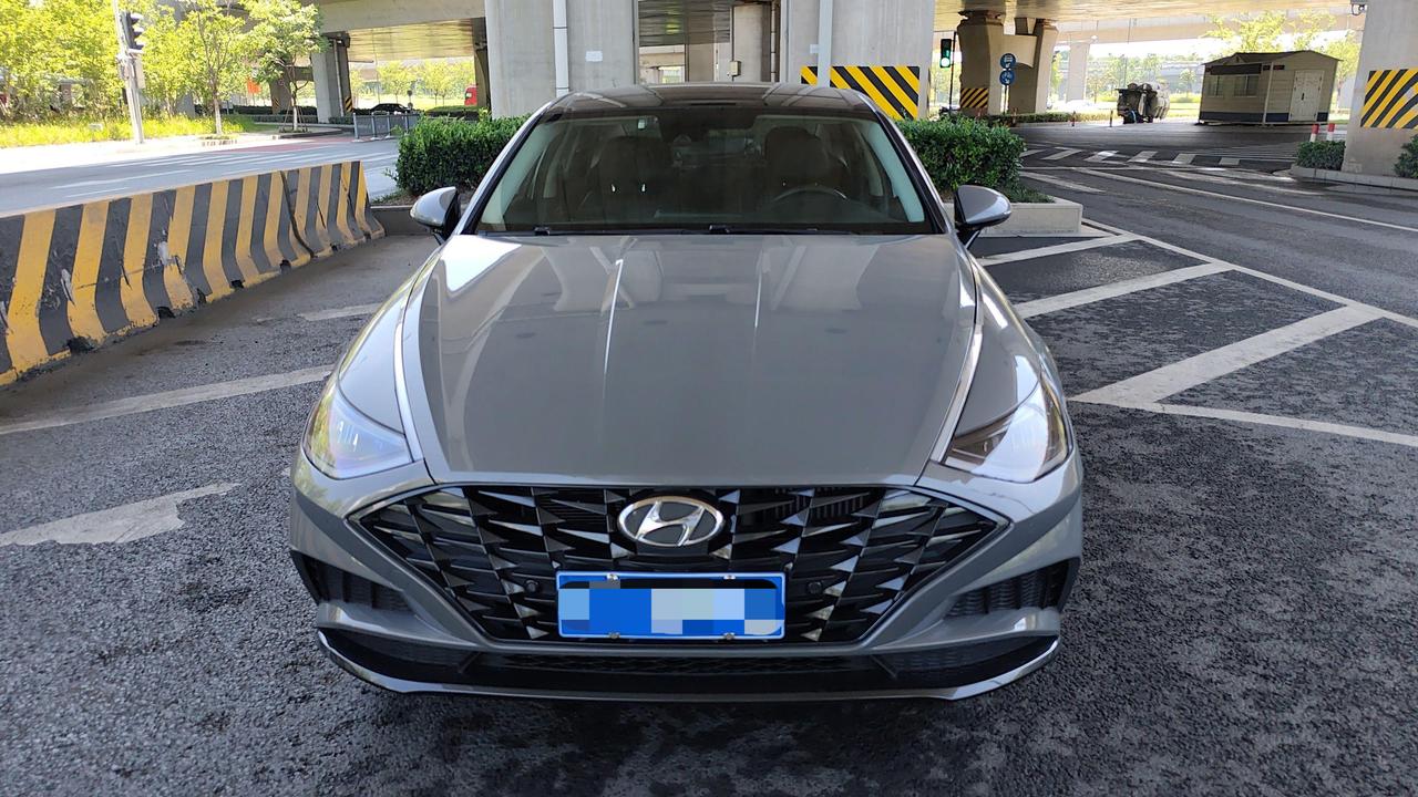 鲶鱼嘴索纳塔，到底好看不好看？前两天验了一台现代索纳塔，2022年1月上牌，表